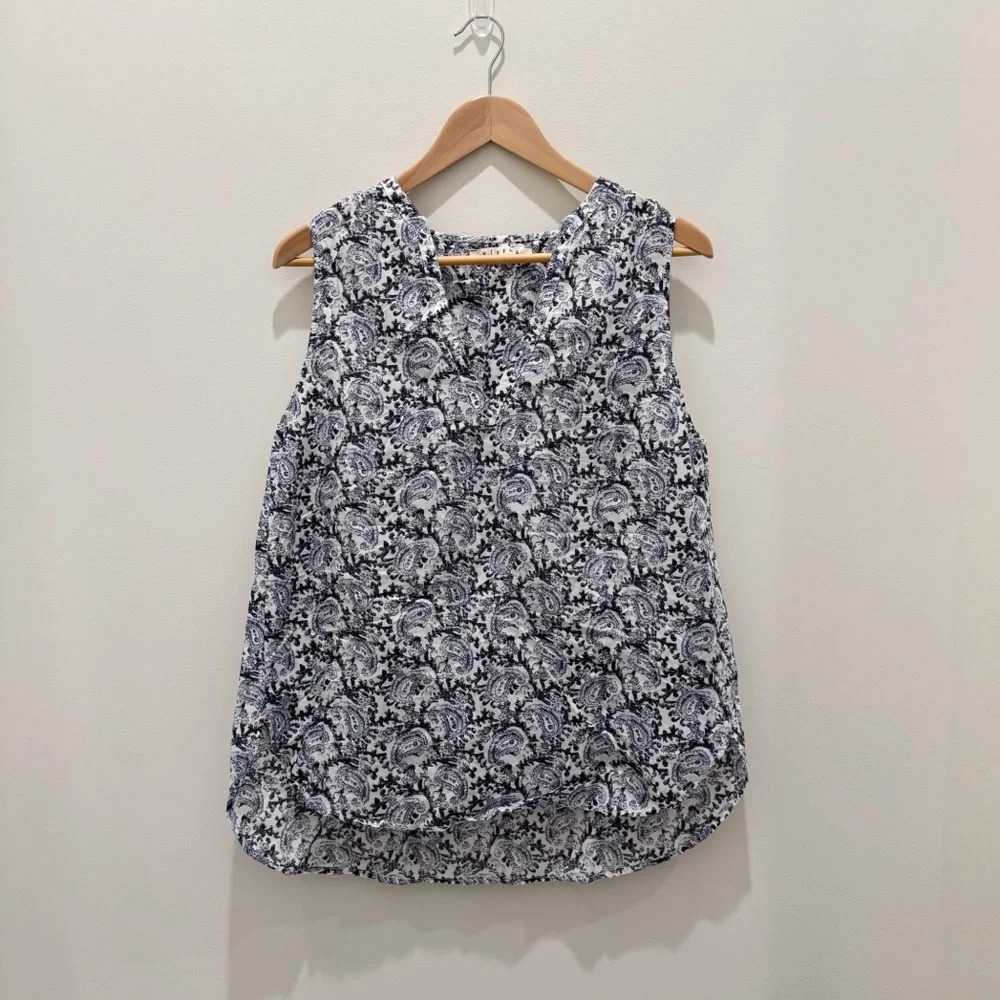 Xirena Isabel Floral Print Vneck Sleeveless Blouse blue white 
Size M
